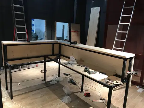 Металлический каркас торговой стойки в процессе сборки